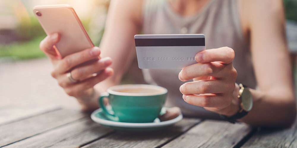 moneyplus woman pays with card coffee setting off